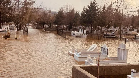 Adıyaman'daki Mezarlıkta Su Baskını Yaşandı