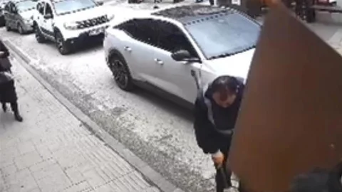 Ordu'da Düşen Tabela İşçiye Çarptı