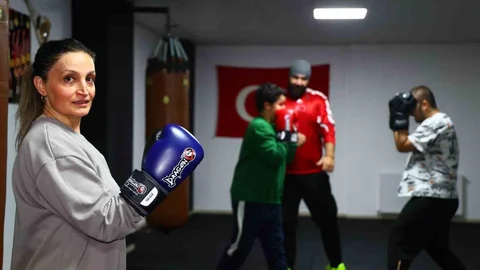 Elazığ'da Hemşire Anne Boks Yapıyor