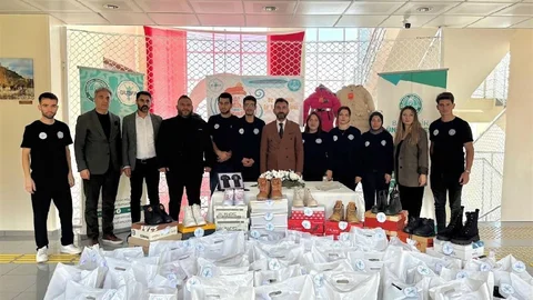 Burhaniye’de Öğrencilere Kışlık Yardım Yapıldı