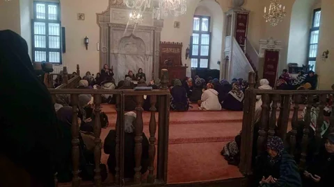 Kadınlara Berat Gecesi'nin Faziletleri Anlatıldı