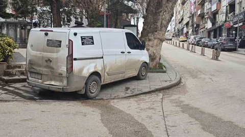 Kaldırıma Park Eden Araç Tepkilere Neden Oldu