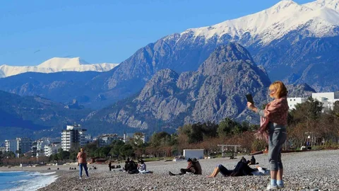 Antalya'da Deniz Keyfi ve Karlı Dağlar