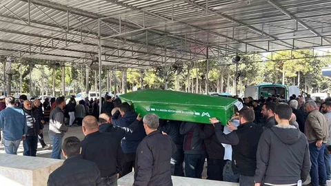 Bekirde'de Yürek Yakan Kaza: İkiz Kardeşleri Ölüm Ayırdı, 3 Kız Yan Yana Toprağa Verildi