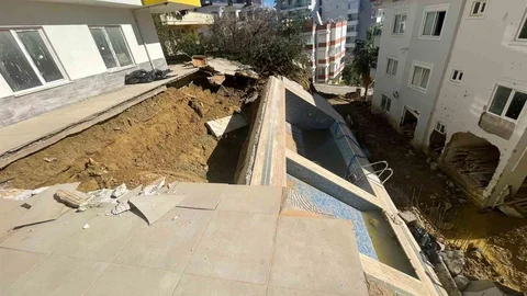 Antalya'da Havuz Çöktü