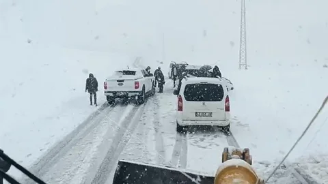 Muş'ta Fırtına Nedeniyle Mahsur Kalan Araçlar Kurtarıldı