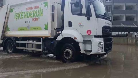 İskenderun'da Göle Dönen Yol Sorunu