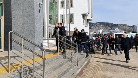 Adana'da Köyde Yakalanan Şüpheliler