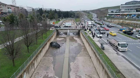 Küçükçekmece'de Araç Dereye Düştü