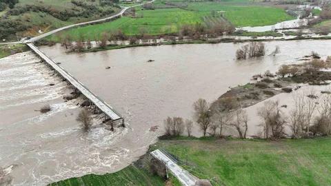Yıldız Köprüsü Sel Sularıyla İkiye Ayrıldı