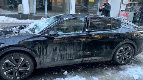 Bingöl'de Çatıdan Düşen Kar Kütlesi Zarar Verdi
