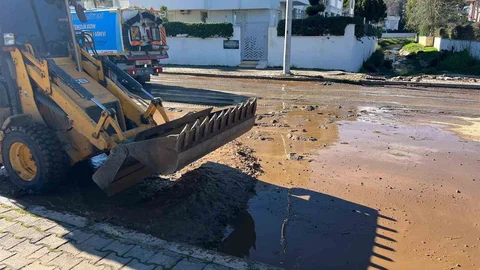 Kemer'de Kum ve Balçık Temizliği Devam Ediyor