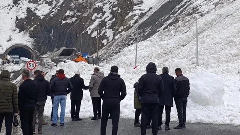 Hakkari-Van Yolunda Çığ Düşmesi