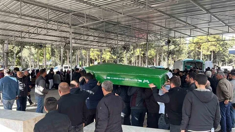 Mersin'de Üç Kızın Cenazesi Yan Yana Defnedildi
