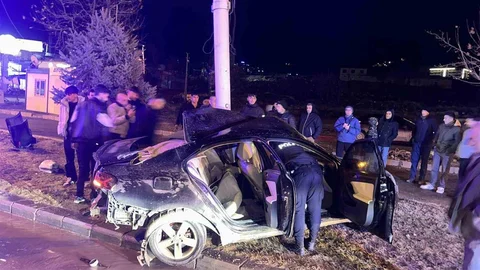 Kontrolden Çıkan Araç Direğe Çarptı