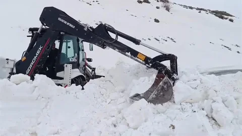 Aydınlar'da Karla Mücadele Devam Ediyor