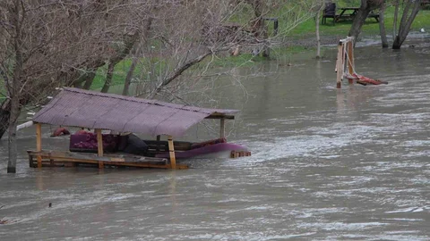 Amasya'da Yeşilırmak Nehri Su Seviyesi Yükseldi