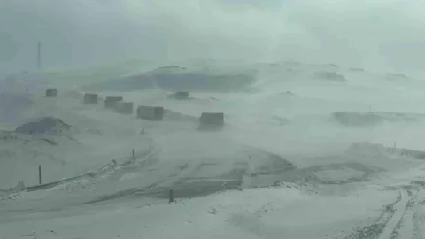 Ağrı'da Kar ve Tipi Ulaşımı Engelledi