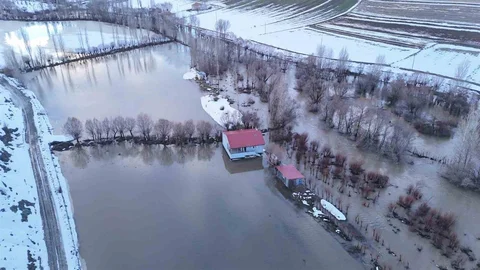 Sivas'ta Eriyen Kar Suları Taşkınlara Yol Açtı