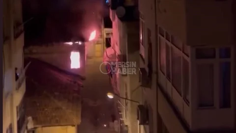 Akdeniz'de Sabah Yangını: İki Katlı Evin Üst Katı Alevlere Teslim Oldu