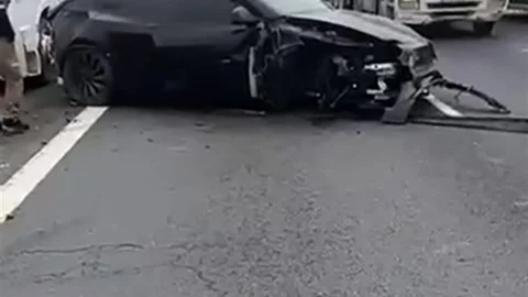 Tesla Otopilotla Karşı Şeride Geçti