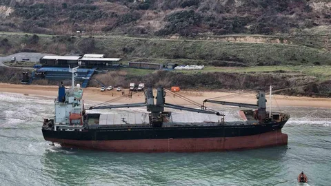 Sarıyer'de Karaya Oturan Gemide Hasar Tespiti Yapılıyor
