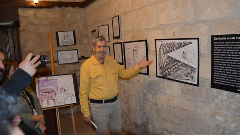 TADEKA'da Mizahın İzleri: Tarsuslu Karikatürist Asaf Budak'ın Eserleri Sanatseverlerle Buluştu
