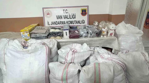 Başkale'de Kaçak Malzeme Ele Geçirildi