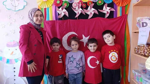 Hisarcık'ta Minik Öğrenciler Bayrak Dikti