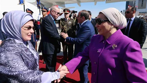 Cumhurbaşkanı Erdoğan Kahire'de Temaslarda Bulundu