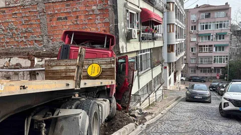 Beşiktaş'ta Tır Kazası Tehlikesi Atlatıldı
