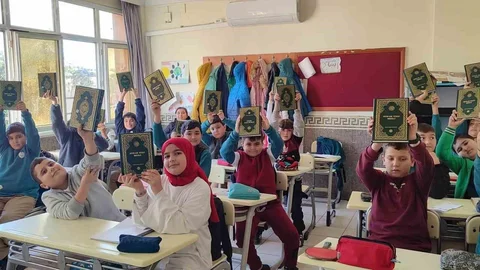 Anamur'da Öğrencilere Kur'an-ı Kerim Hediye Edildi