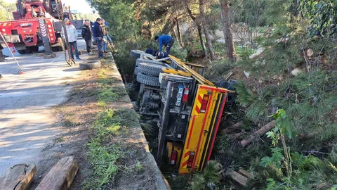 Otomobil ile Vinç Çarpıştı