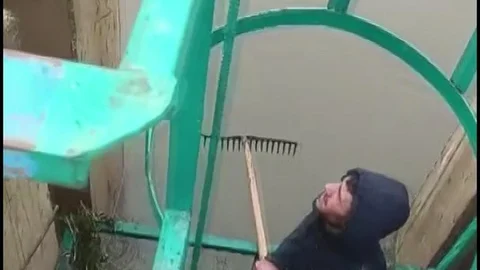 Sivas'ta Köylüler Baraj Kapaklarını Temizledi