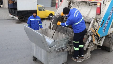 Akdeniz'de 8 Bin 500 Çöp Konteyneri Yıkanıp Dezenfekte Ediliyor: Kötü Koku ve Larvalara Geçit Yok!
