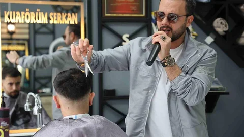 Elazığ'da Kuaförün Şarkılı Hizmeti