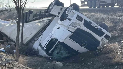 Kontrolden Çıkan Tır Devrildi