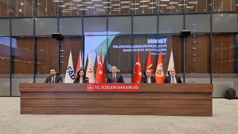 İçişleri Bakanı Yerlikaya Komisyon Üyeleriyle Toplandı