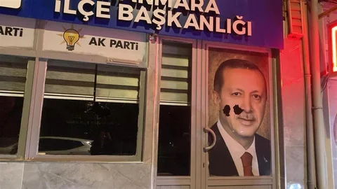 Balıkesir'de AK Parti Binasına Saldırı