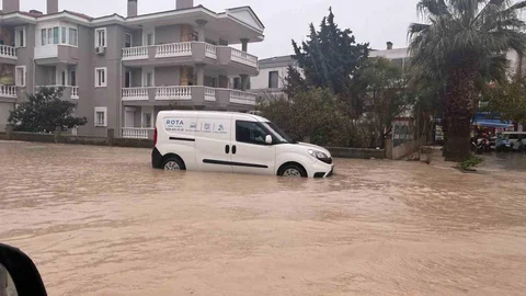 Çeşme'de Sağanak Yağış Sorun Yarattı