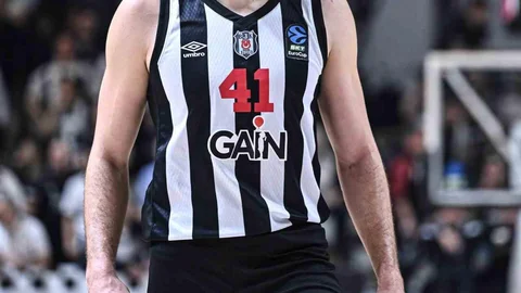 Beşiktaş'ta Basketbolcu Zizic Panyayı Kırdı