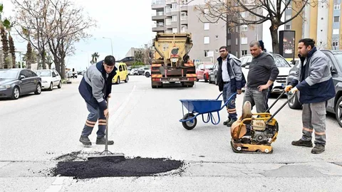 Muratpaşa’da Yol Onarımları Başladı