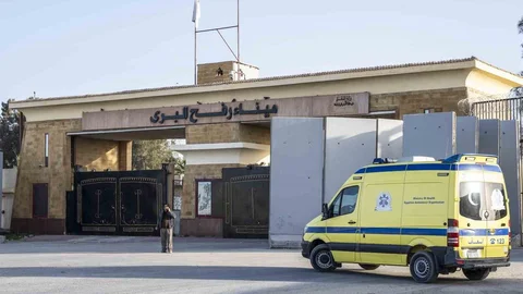 Refah Sınır Kapısı'ndan Geçişler Devam Ediyor