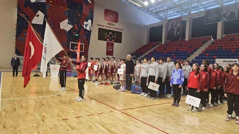Niğde'de Basketbol Yarı Final Müsabakaları