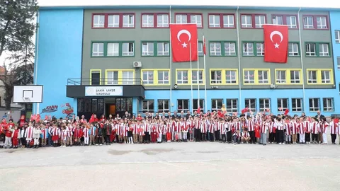 İnegöl'de Çocuklara Forma Dağıtımı