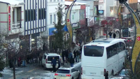 Kars'ta Kontrolden Çıkan Araç Ağaçla Çarpıp Durdurabildi