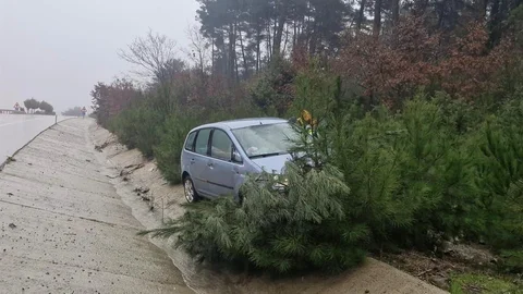 Çanakkale'de Otomobil Ağaca Çarptı