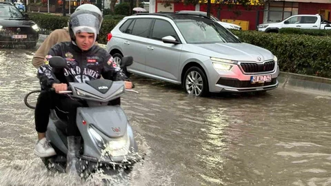İzmir'de Sağanak Yağış Sorun Yarattı