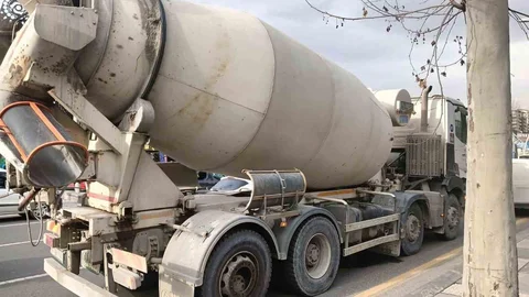 Seyir Halindeki Beton Mikserinden Tekerlek Kopması