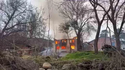 Bolu'da İki Katlı Ev Yandı